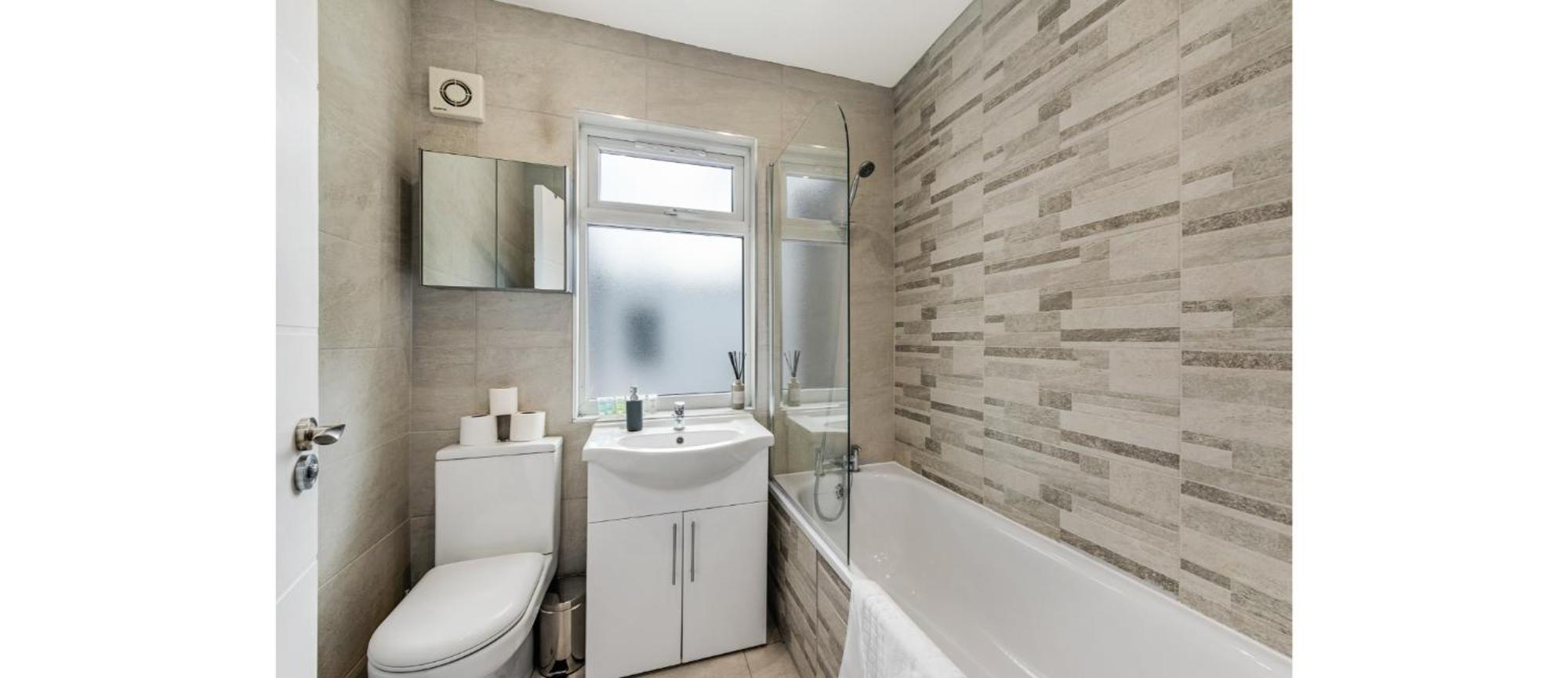 Apartamento Spacious Two Bedroom In Wood Green Londres