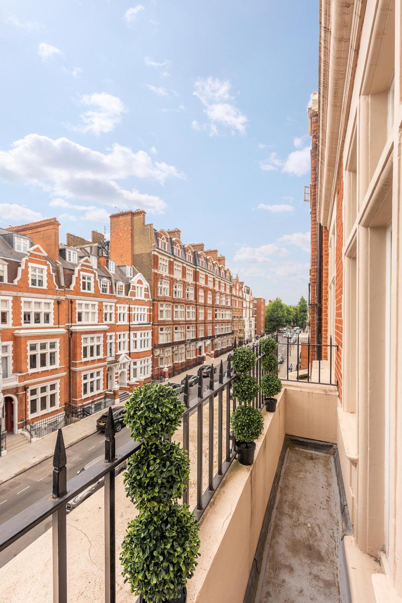 Moments From Hyde Park & Notting Hill With Free Luggage Storage And Washing Machine Apartment London