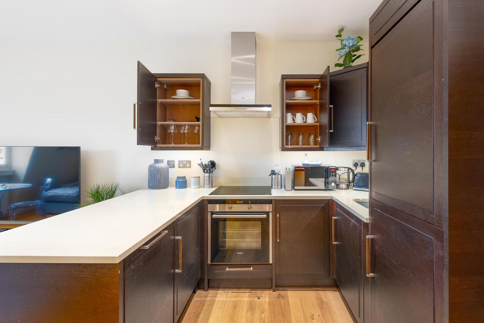 Moments From Hyde Park & Notting Hill With Free Luggage Storage And Washing Machine Apartment London