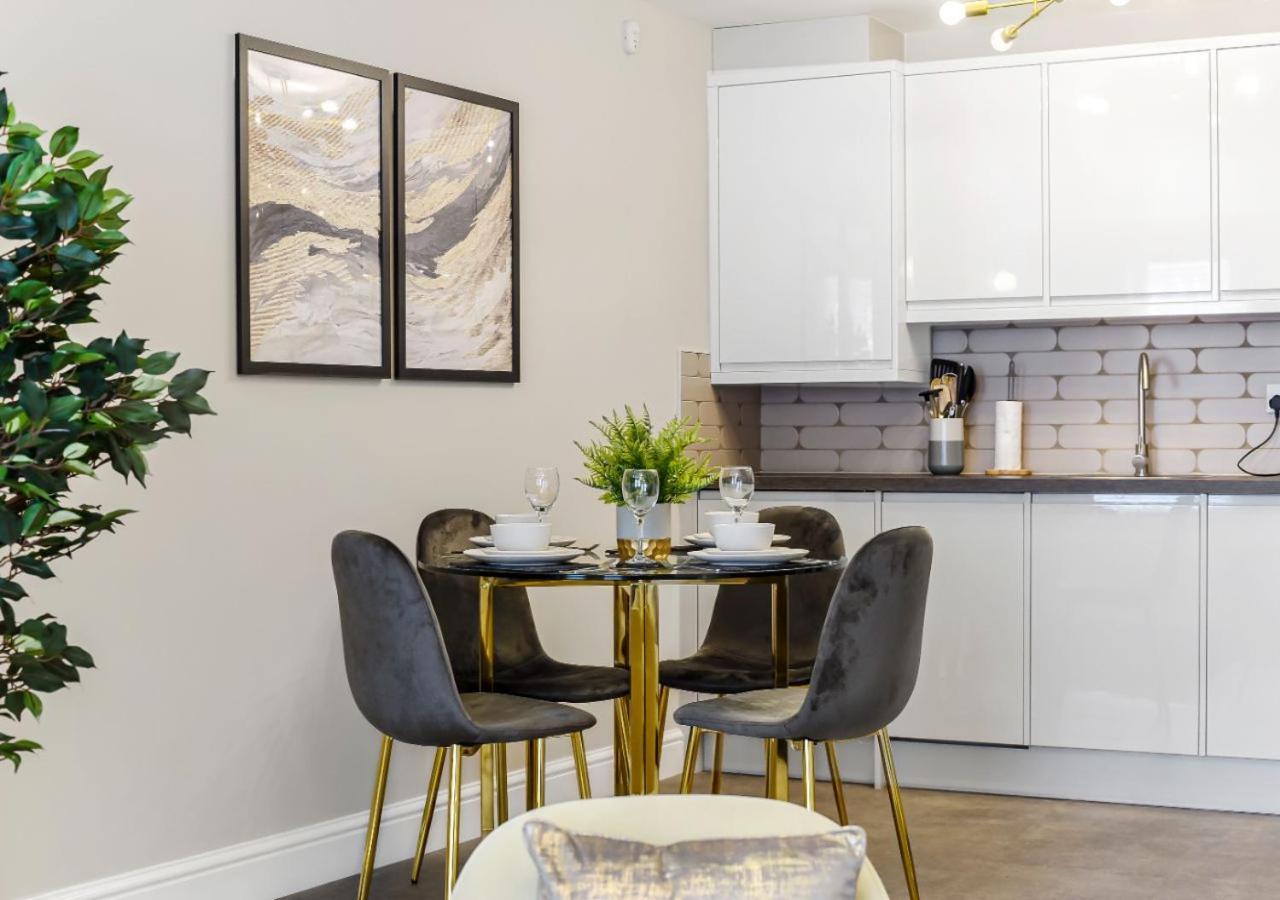 Apartment Charm: Stylish & Comfy 2br Flat In *