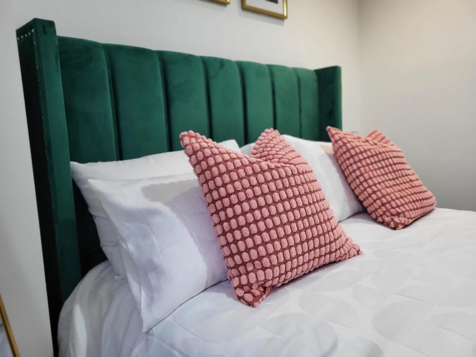 20 Mins To Central London, Stylish Sky Views 2 Bed Appartement *