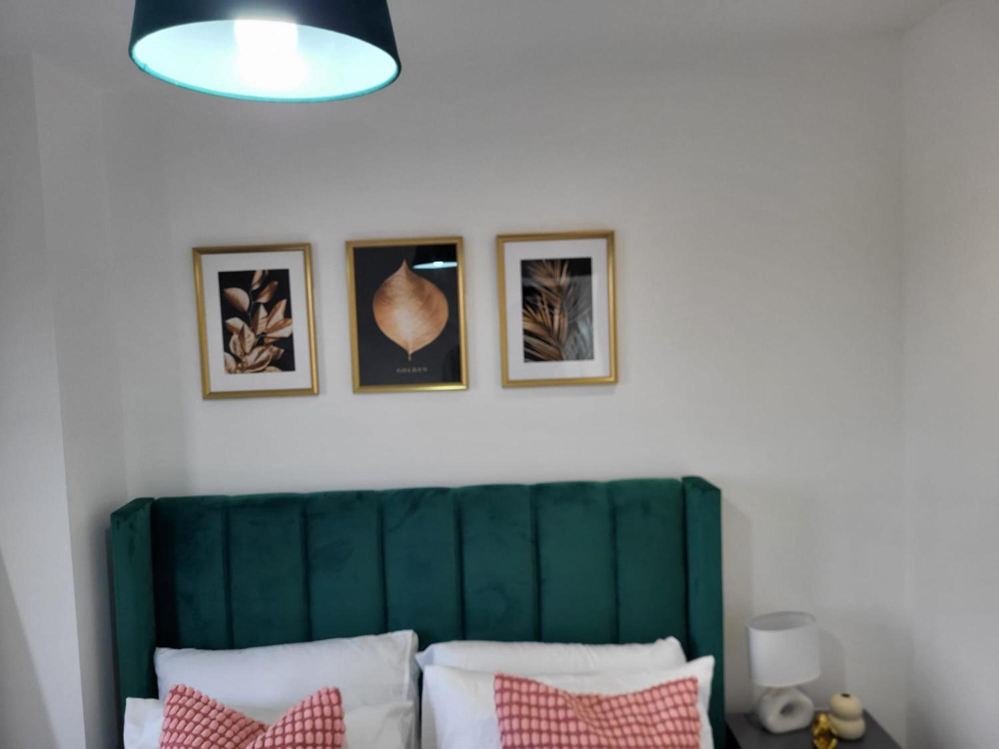20 Mins To Central London, Stylish Sky Views 2 Bed Appartement
