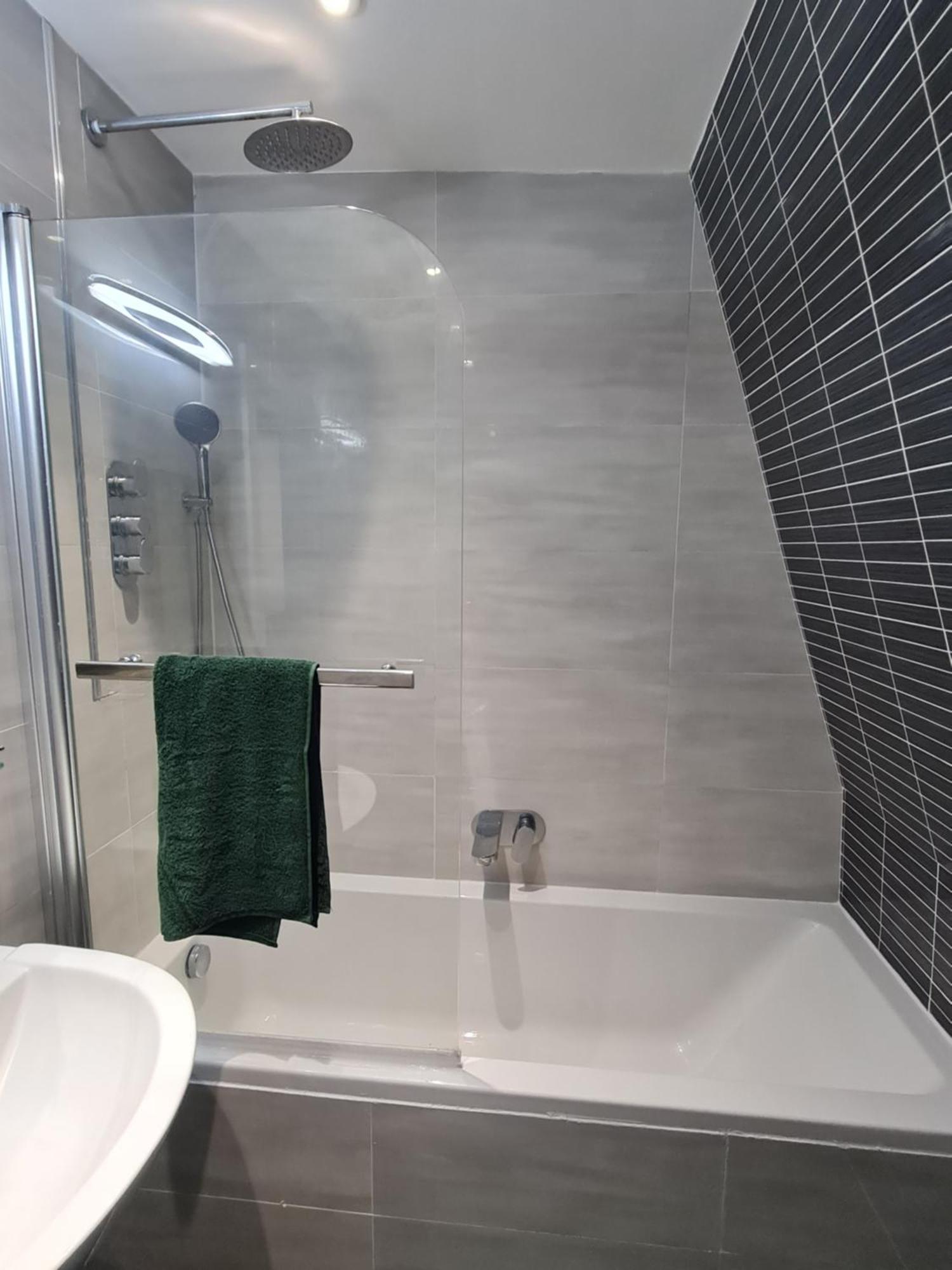 20 Mins To Central London, Stylish Sky Views 2 Bed Londen