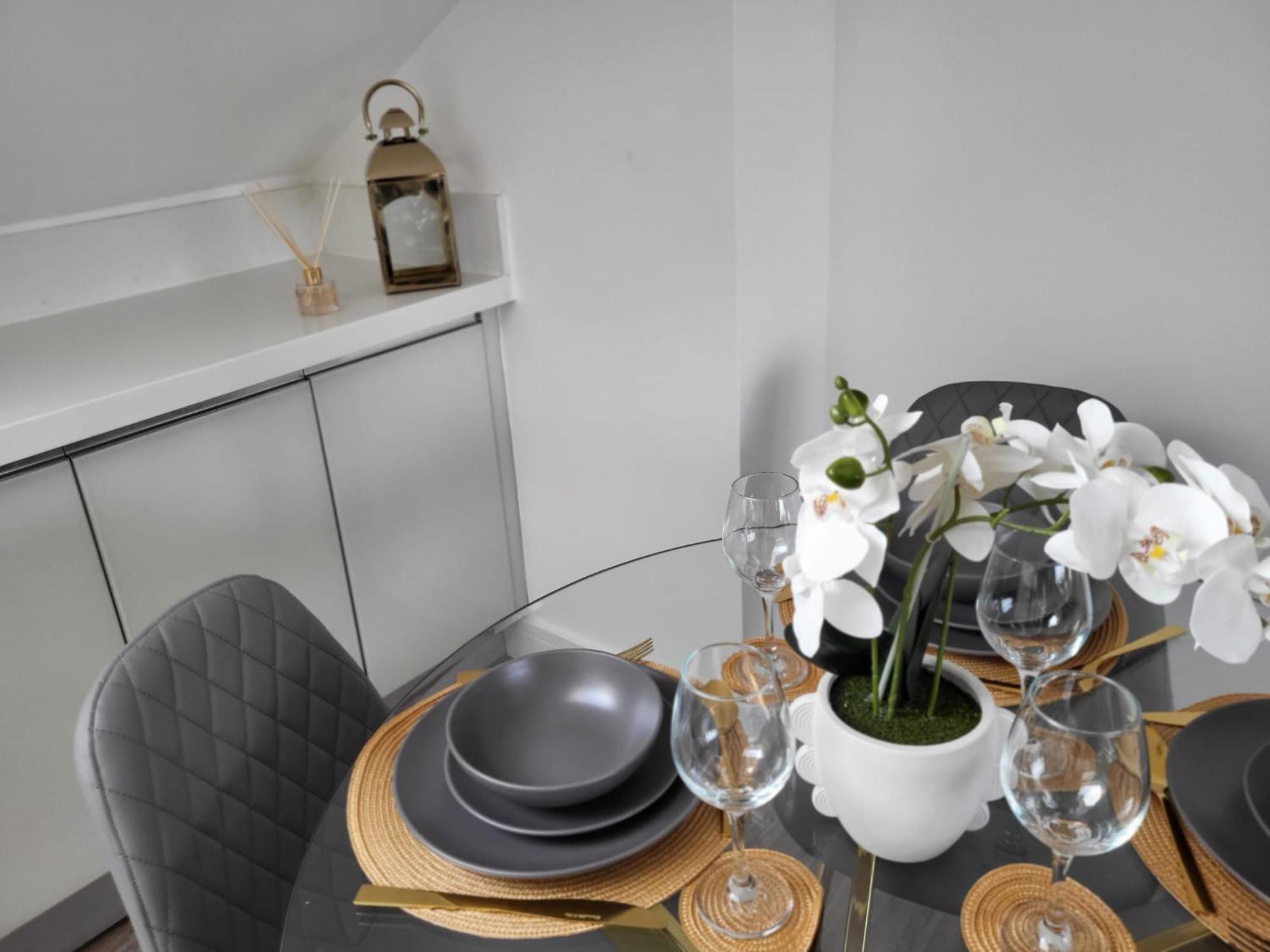 20 Mins To Central London, Stylish Sky Views 2 Bed * Londen