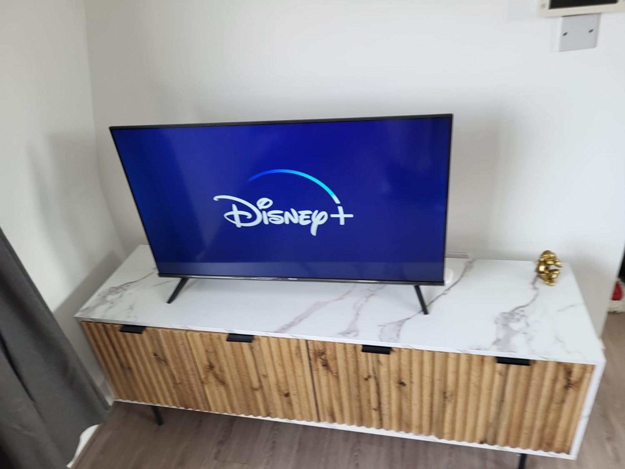 Appartement 20 Mins To Central London, Stylish Sky Views 2 Bed Londen