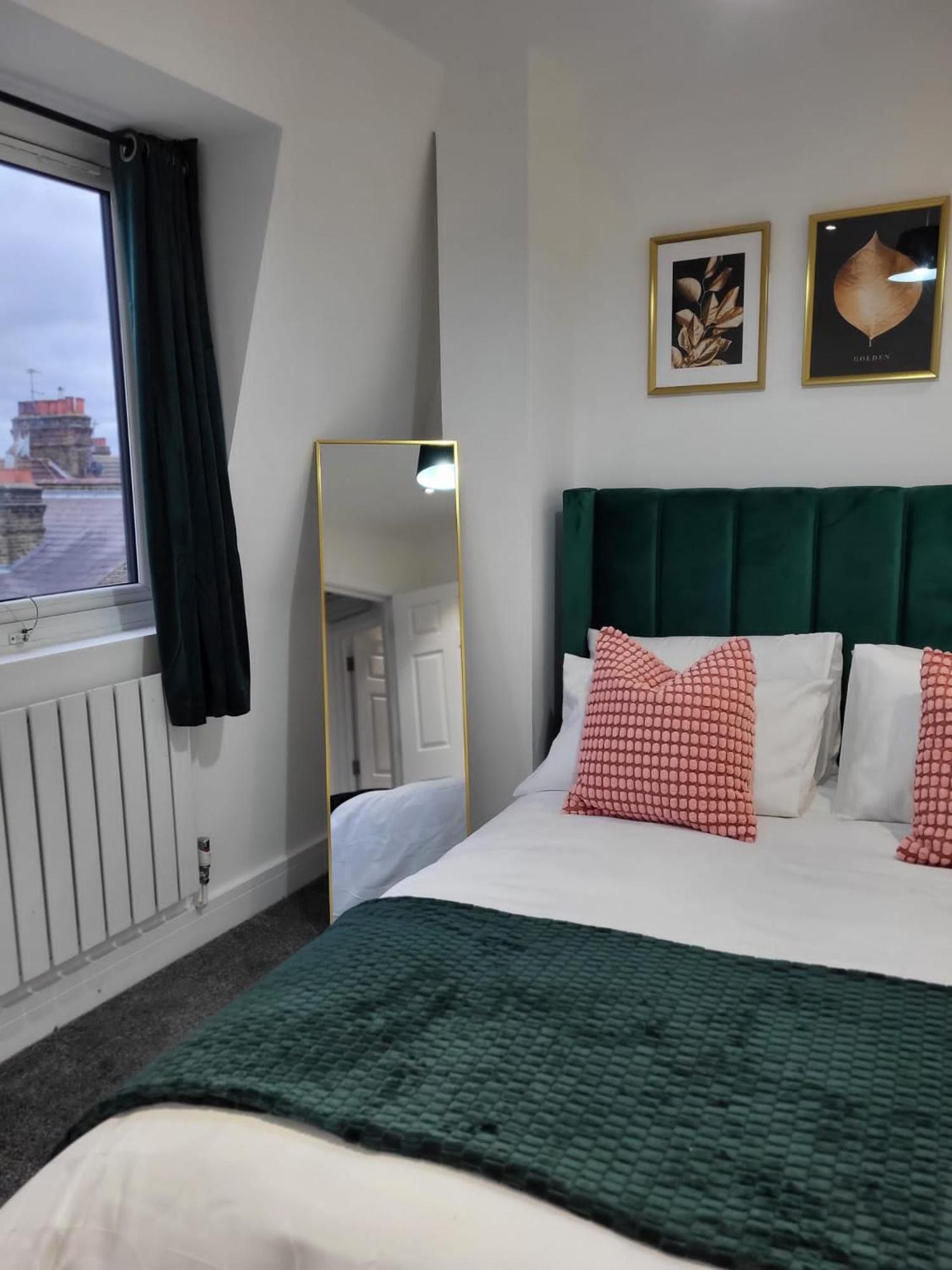 20 Mins To Central London, Stylish Sky Views 2 Bed * Londen