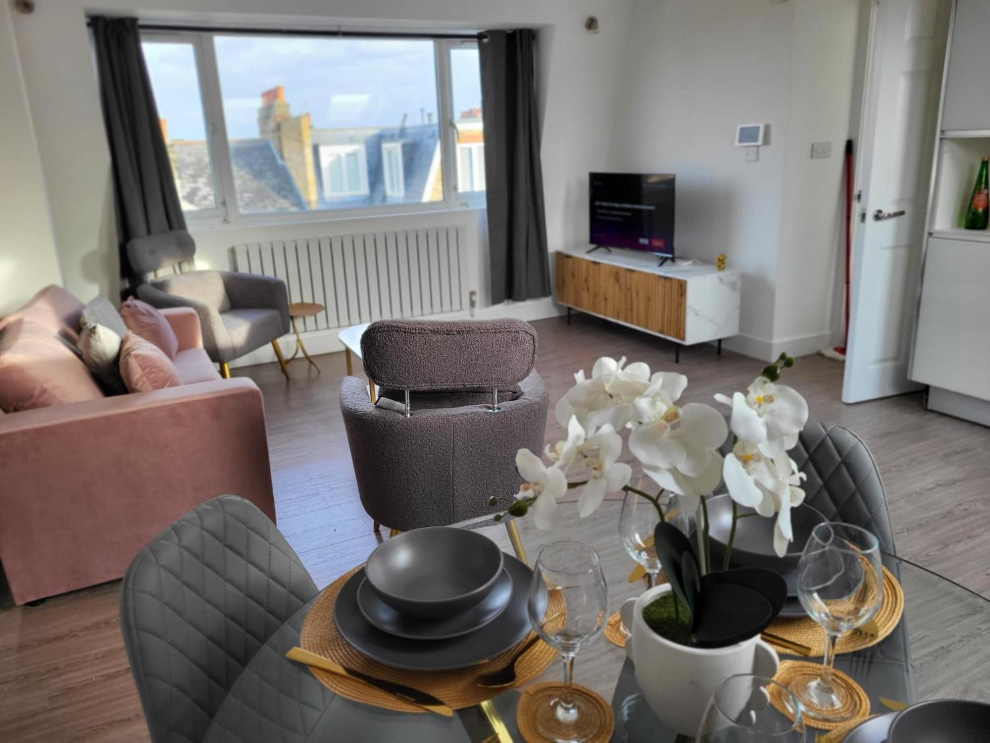 20 Mins To Central London, Stylish Sky Views 2 Bed Appartement *