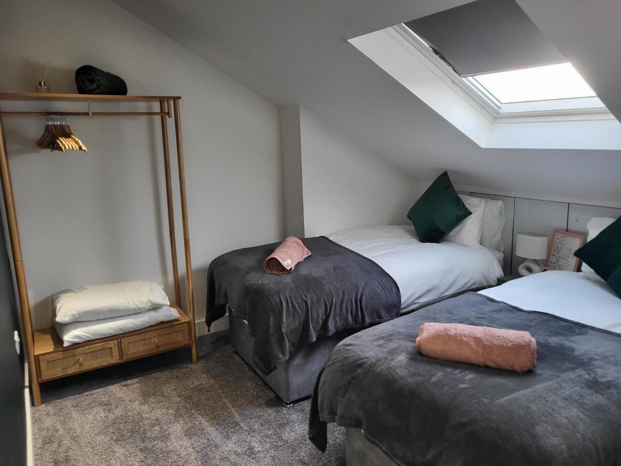 20 Mins To Central London, Stylish Sky Views 2 Bed Londen
