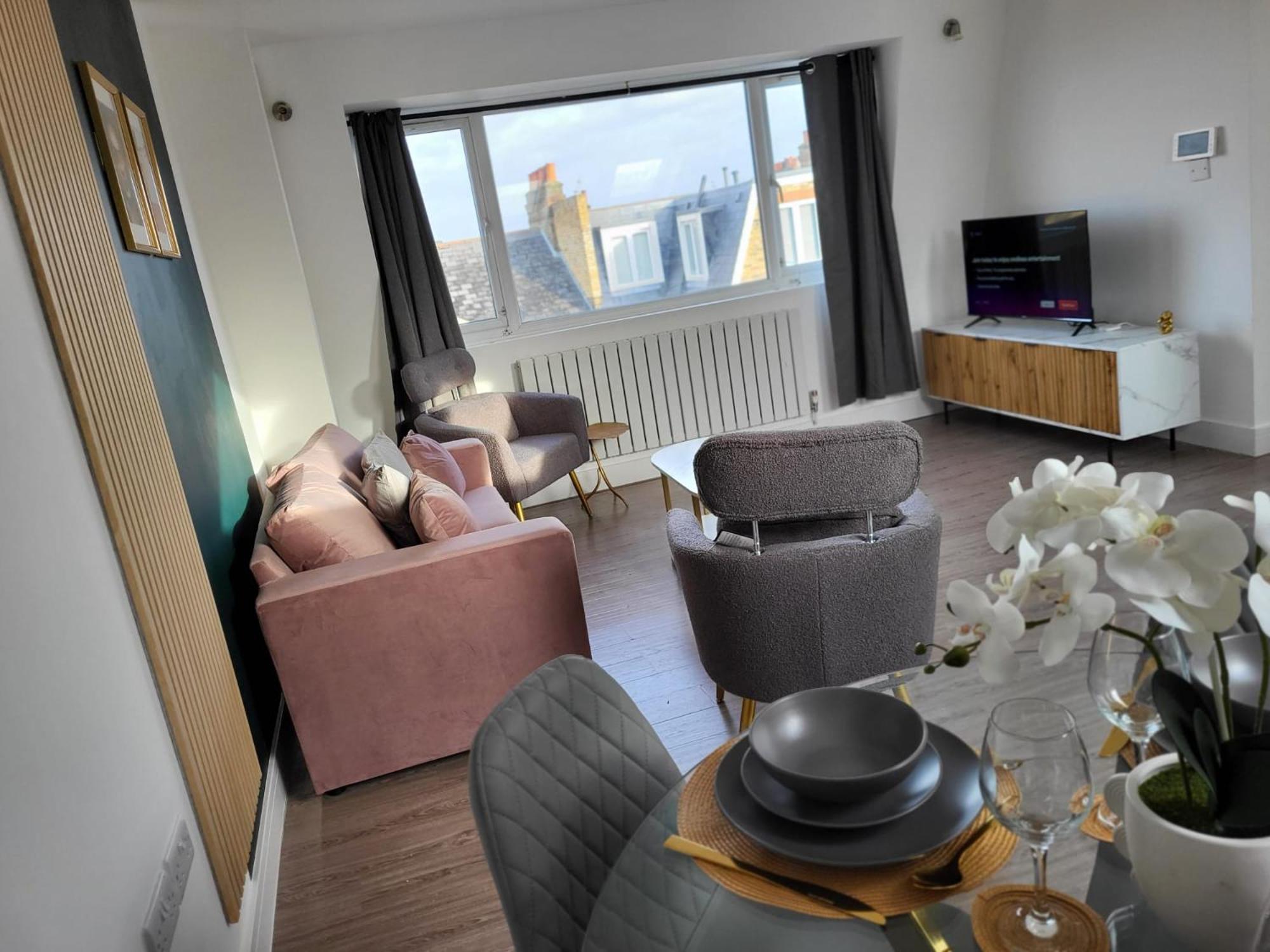 20 Mins To Central London, Stylish Sky Views 2 Bed Appartement Londen