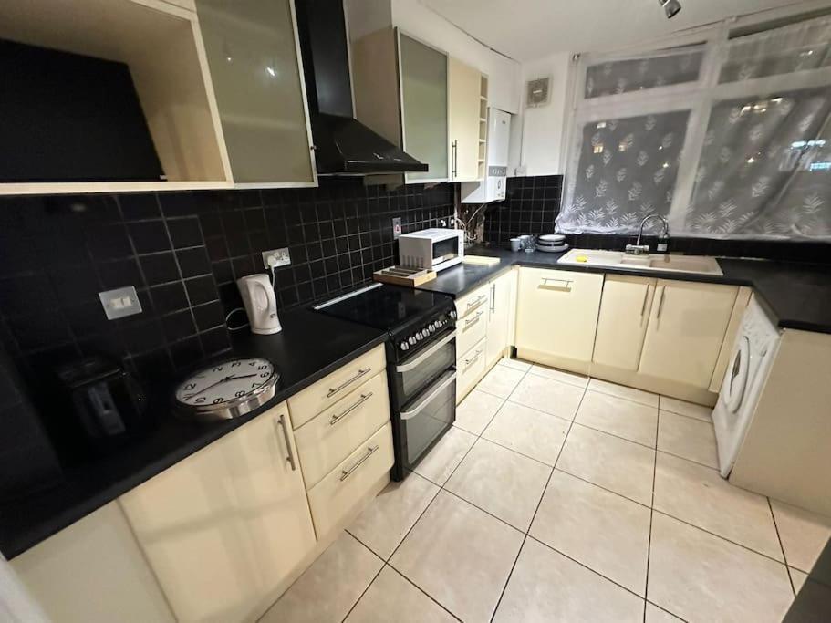 3 Bedroom Garden House Maida Vale Apartment *