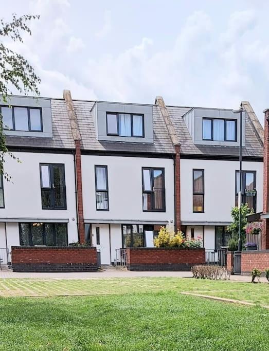 Explore London: 2 Bedroom House In Wood Vakantiehuis