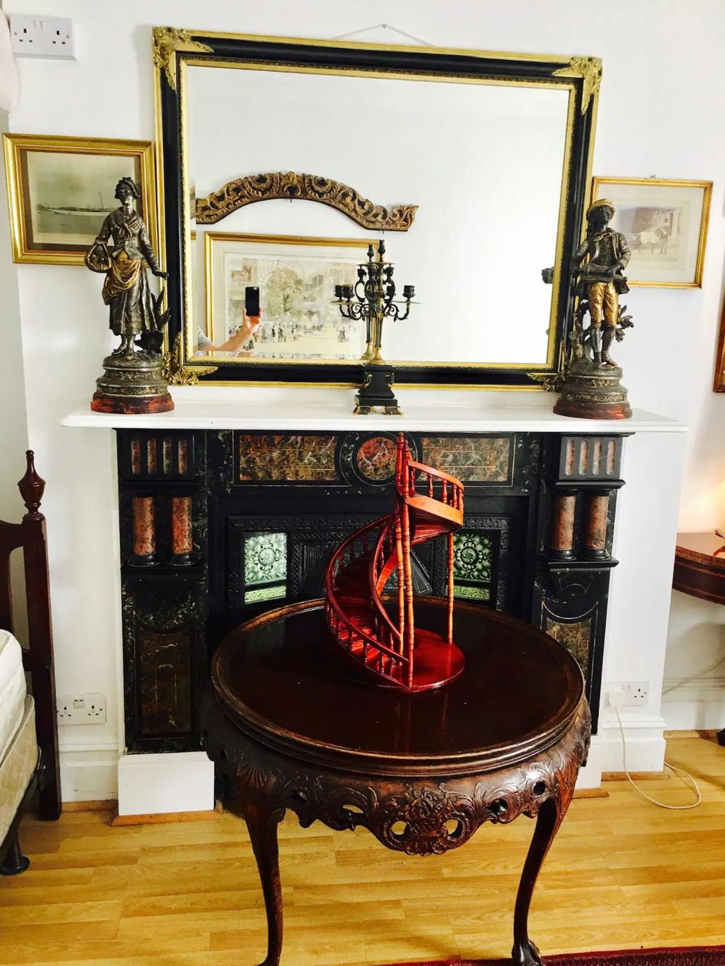 Quality And Very Good Value Private In Close To Notting Hill Zone 2 *
