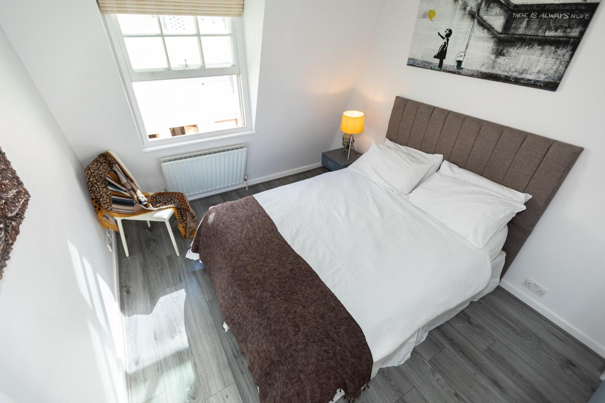 Comfortable 4 Bed Mews Town House Near Hyde Park