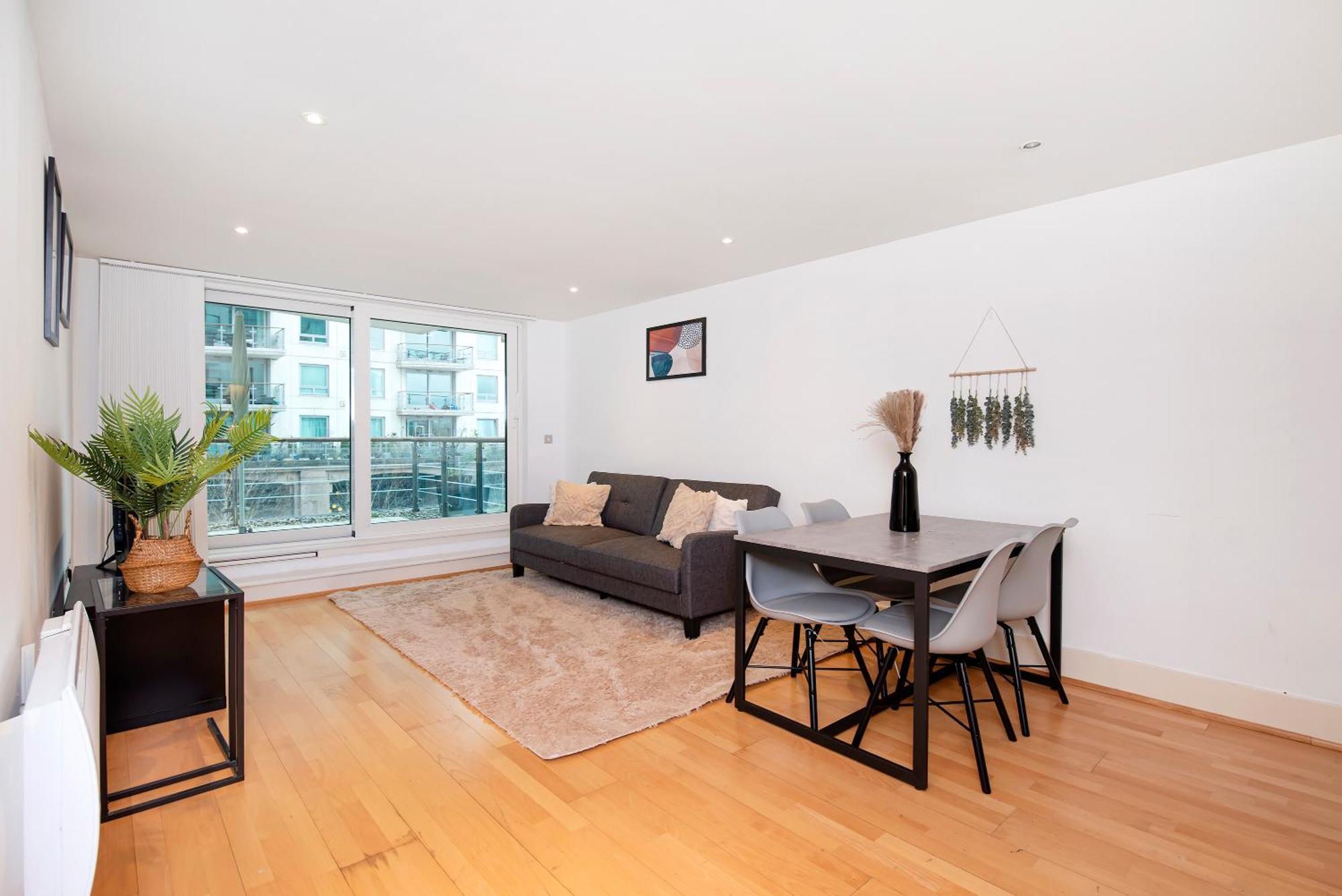 Terraced Riverview Apartment *