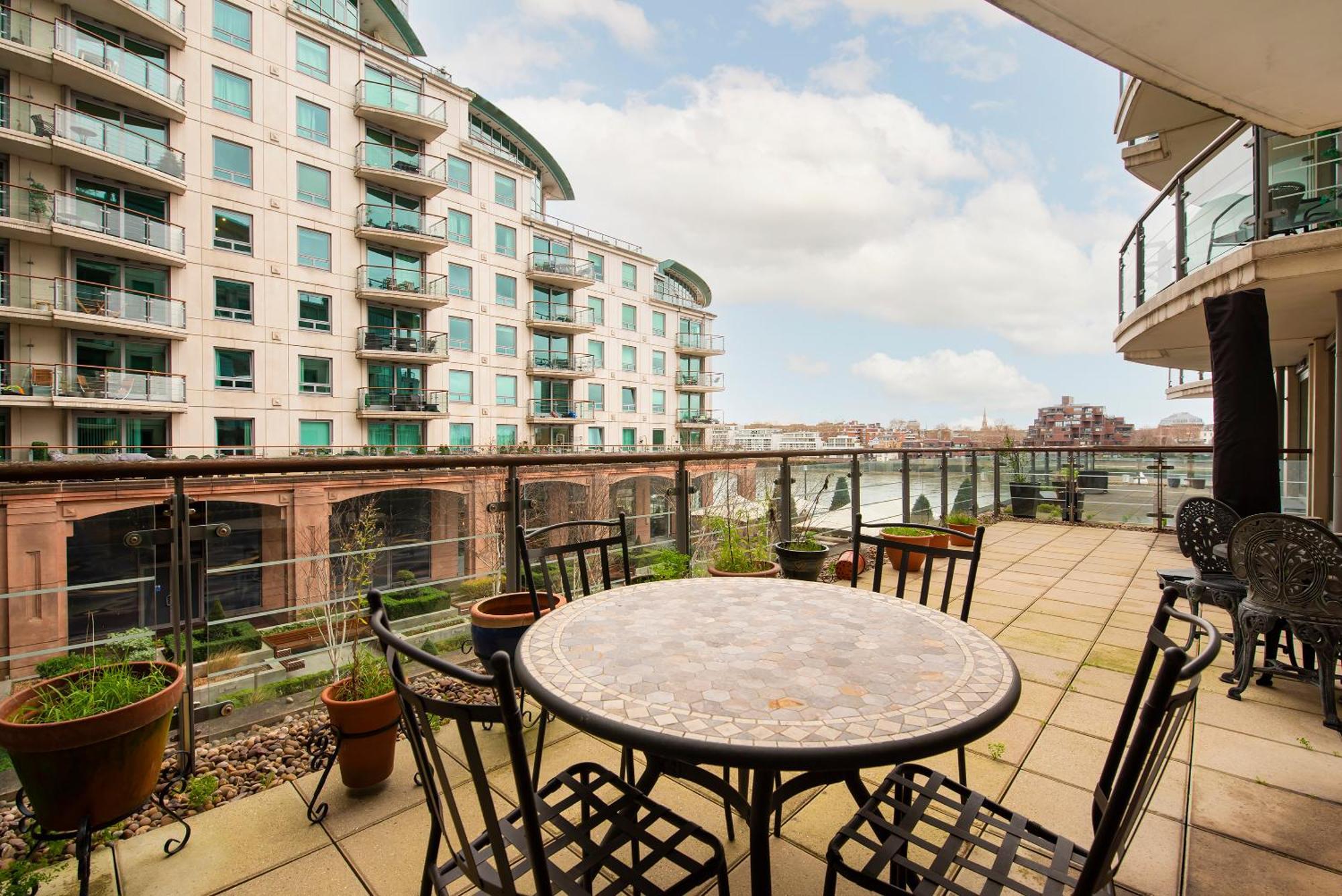 Terraced Riverview * London