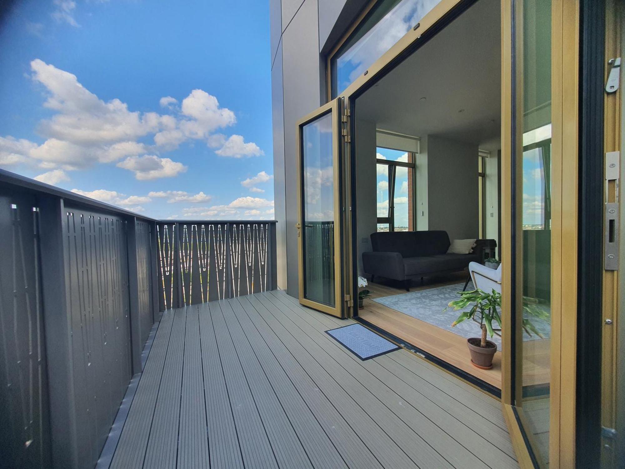 Cozy With Private Bathroom In Luxurious Flat Homestay