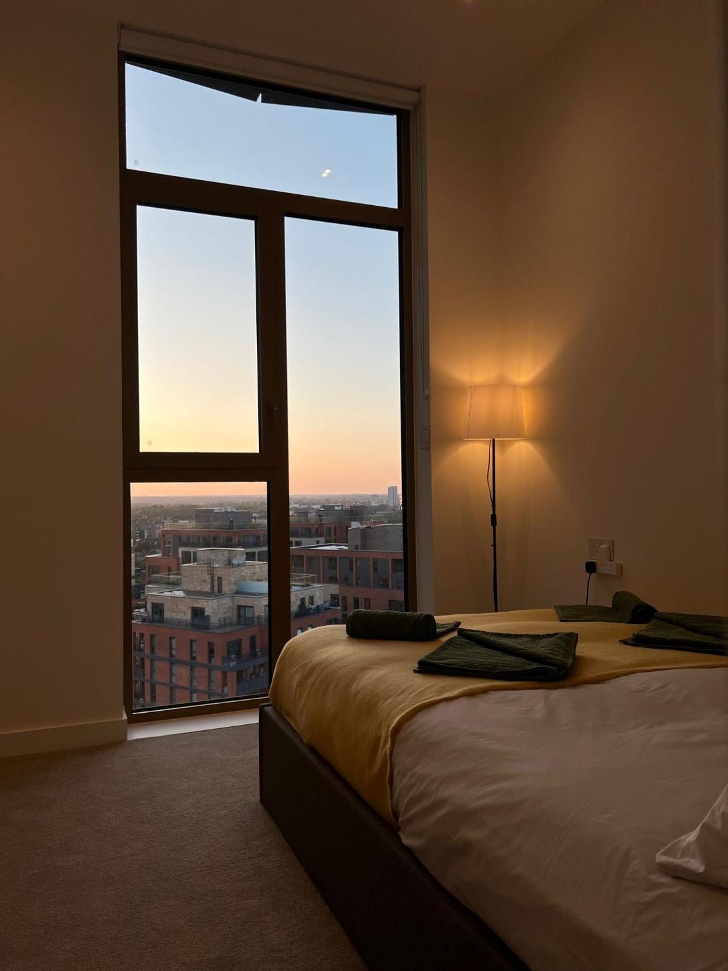 Cozy With Private Bathroom In Luxurious Flat Homestay London