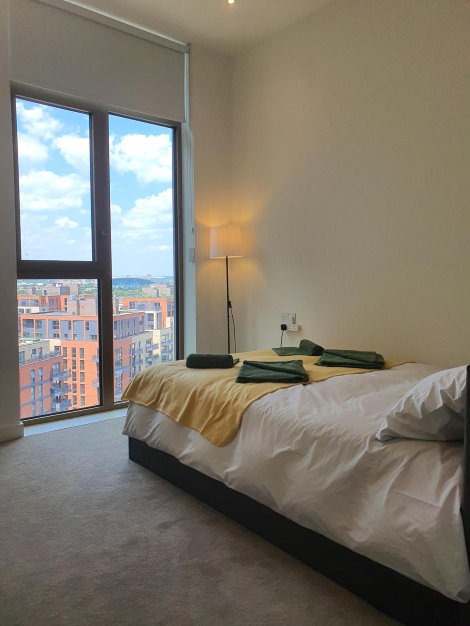 Cozy With Private Bathroom In Luxurious Flat Homestay