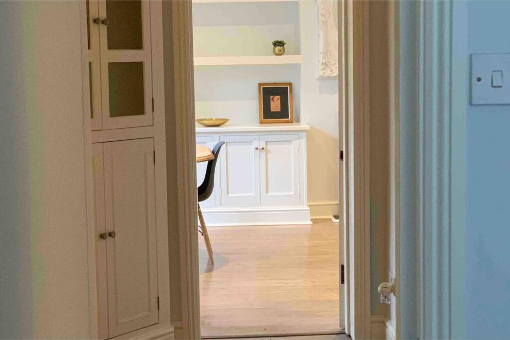 Beautiful 2 Bed/ 2 Bath Notting Hill Garden Flat * London