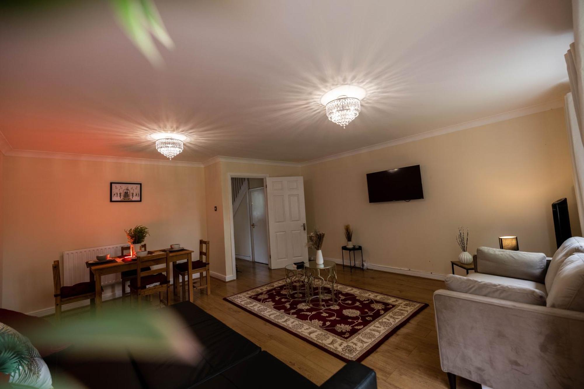 Holiday home 3kingbr&sofabed-garden-aircon-bbq-parkg *