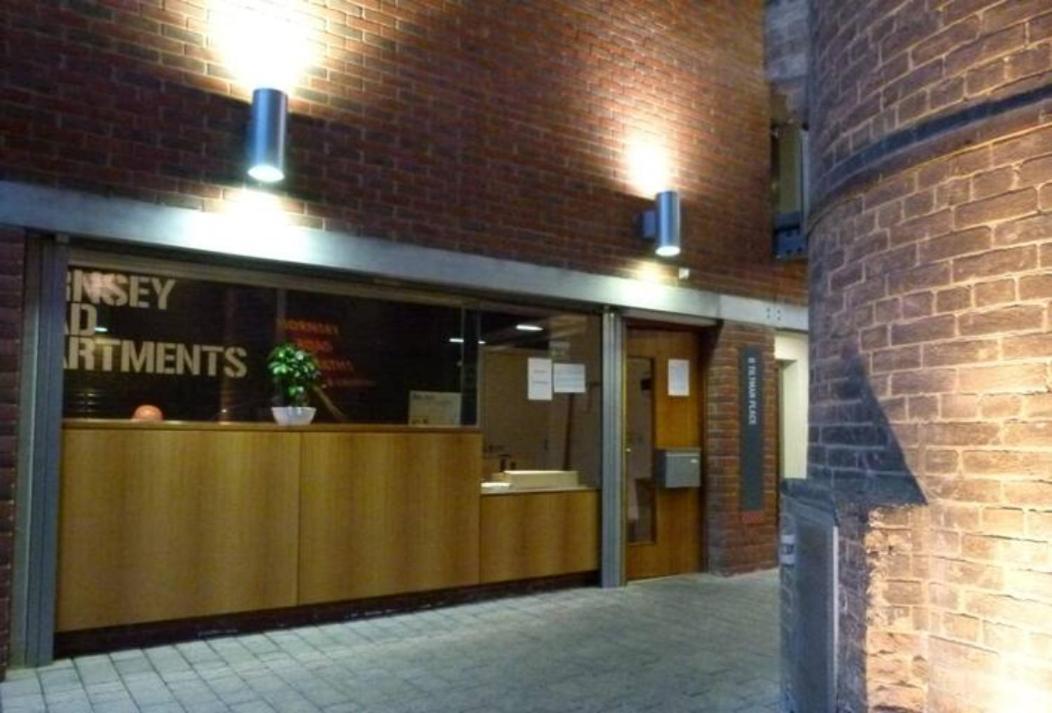 Bright & Spacious Double Bedroom With Ensuite And Concierge! Paid Parking Available Apartment *