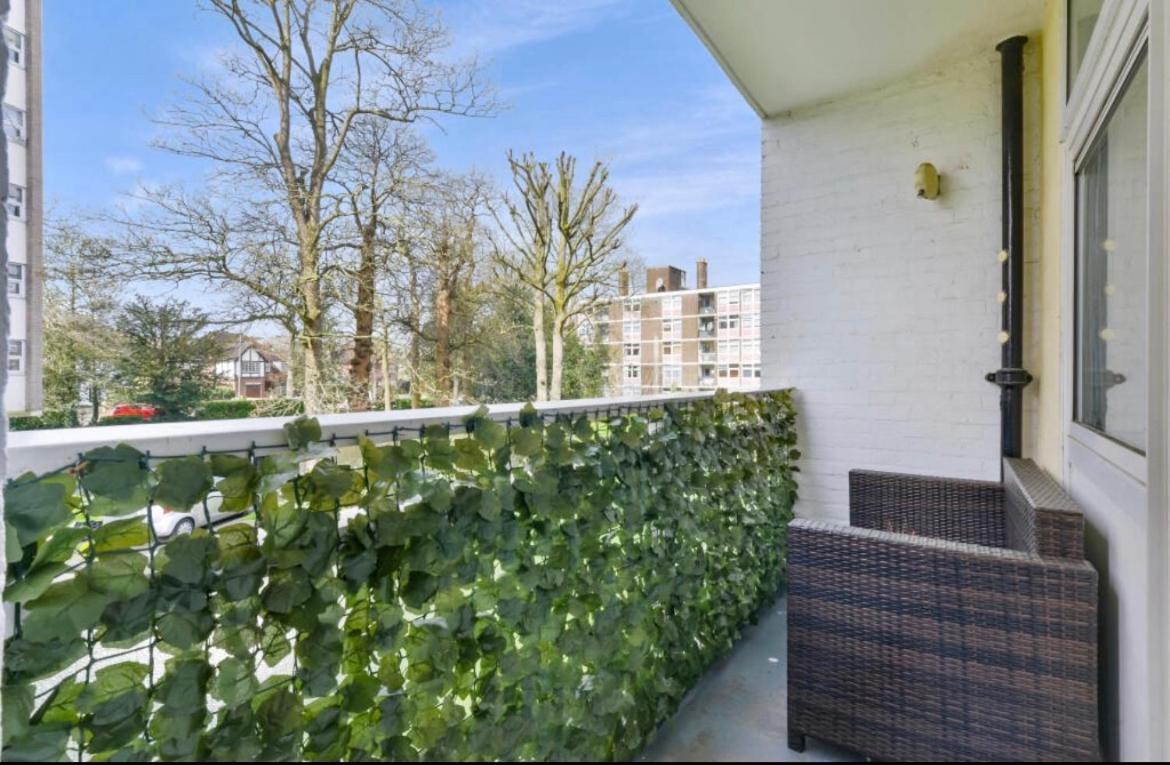Apartment Stylish Pink Oasis In Wimbledon London
