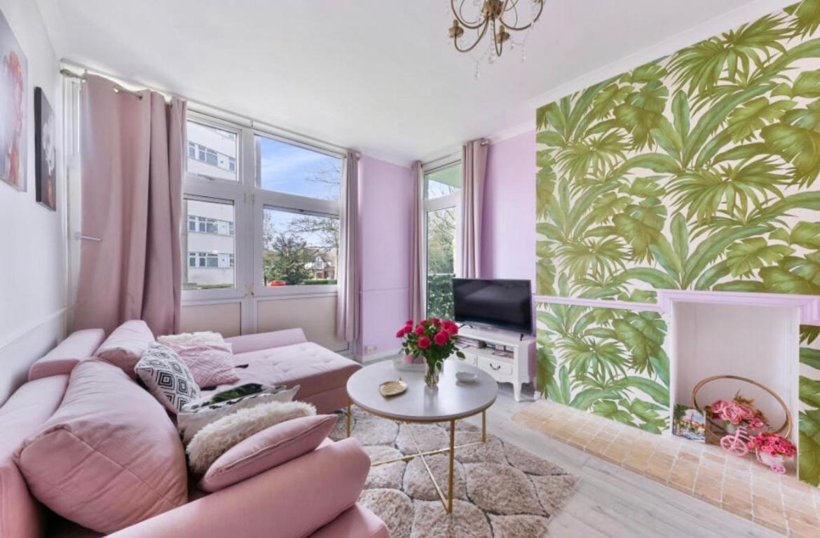 Stylish Pink Oasis In Wimbledon * London