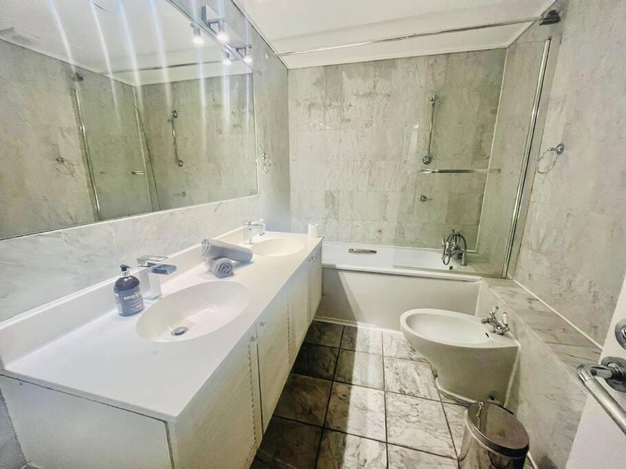 2 Bedroom Flat In Diplomatic Enclave In Kensington Apartment London