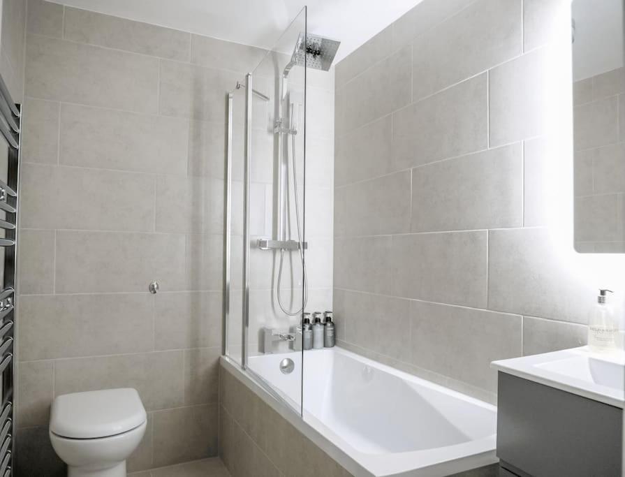 Super Spacious 3 Bedroom And 3 Bathroom * Londres