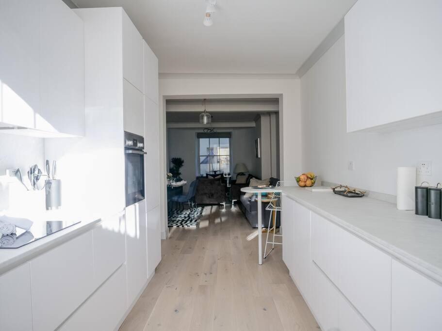 Super Spacious 3 Bedroom And 3 Bathroom Apartment *