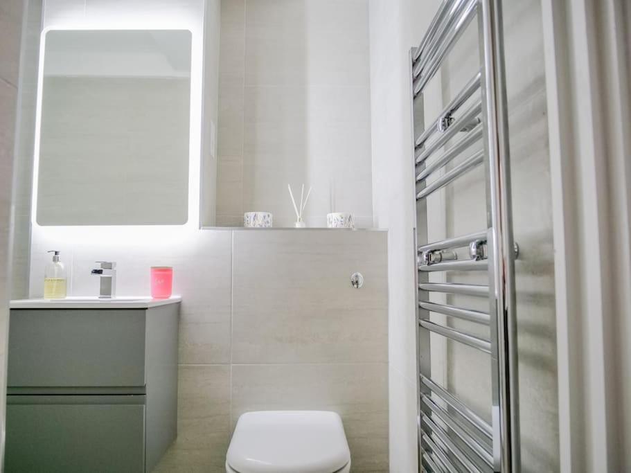 Super Spacious 3 Bedroom And 3 Bathroom London