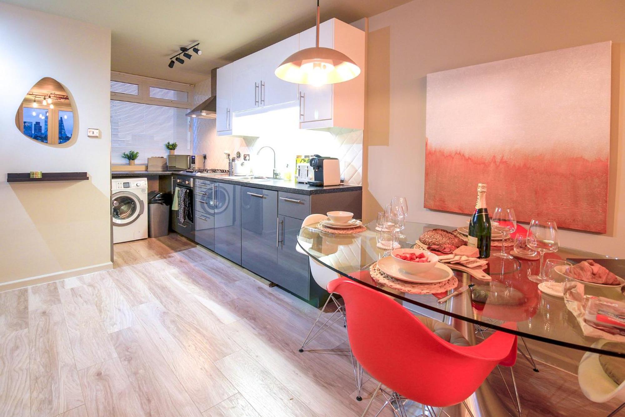 2br 2ba Sleeps 6 King Beds Views E1 * London
