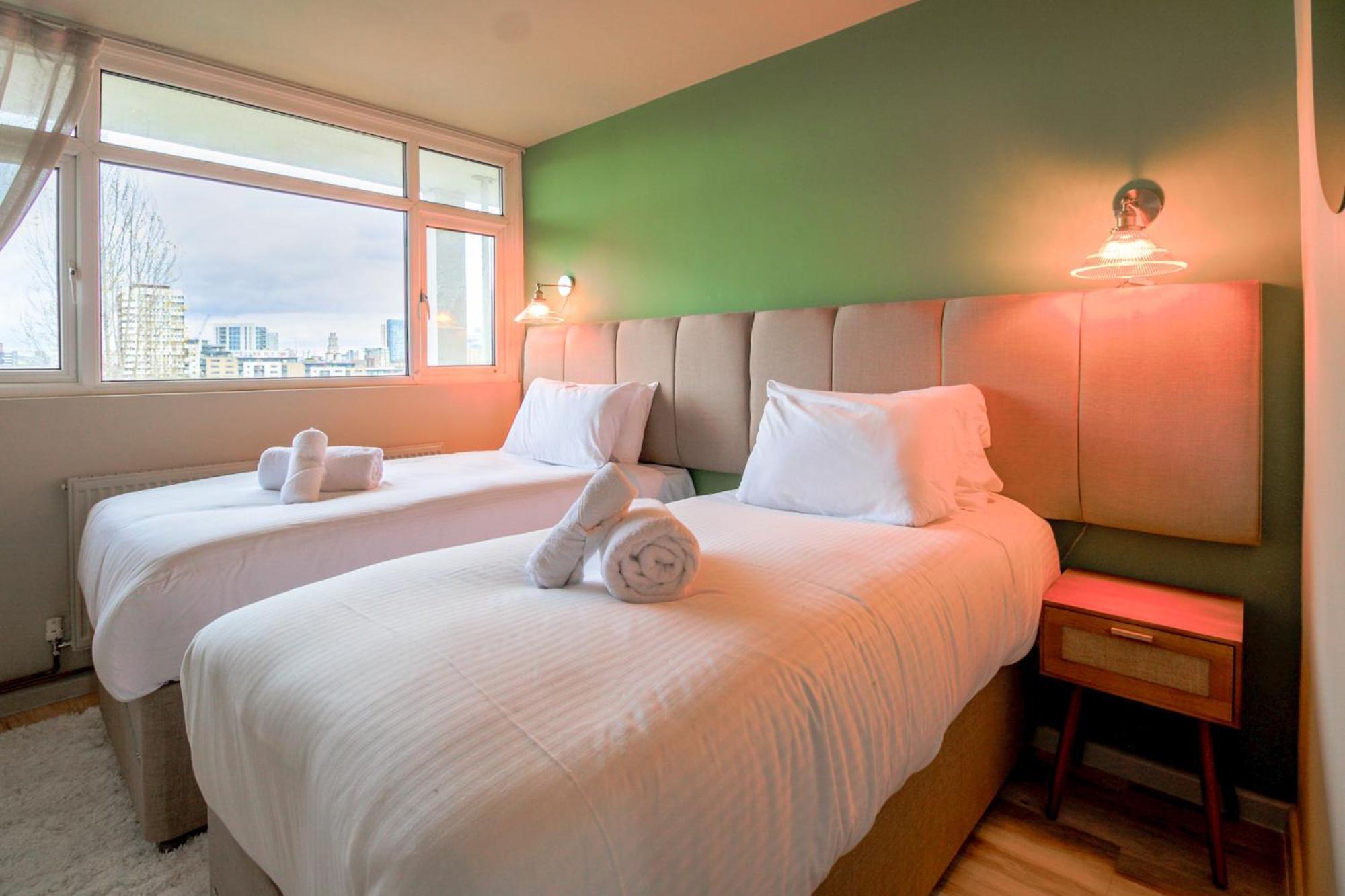 2br 2ba Sleeps 6 King Beds Views E1 London