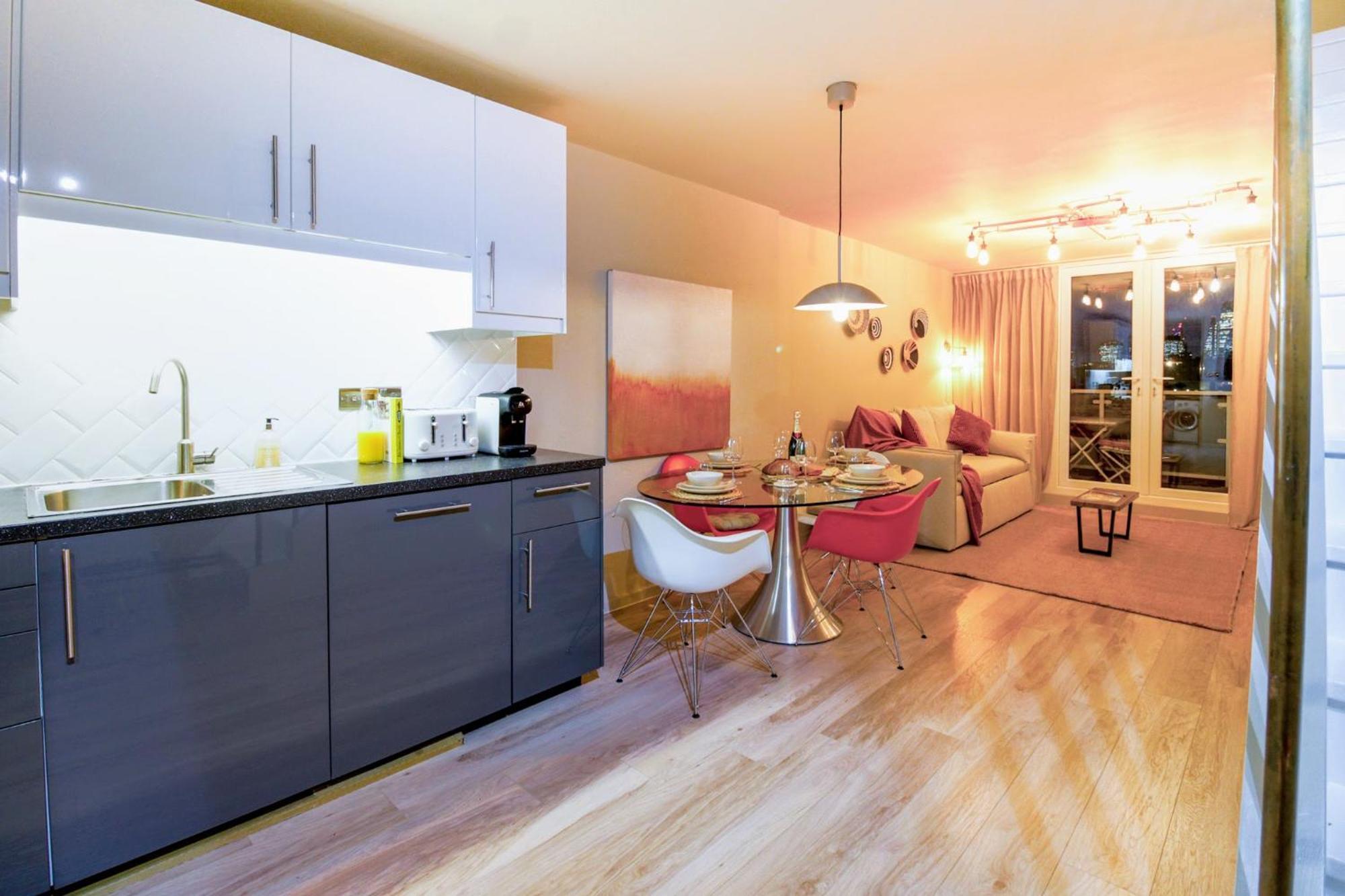 2br 2ba Sleeps 6 King Beds Views E1 London
