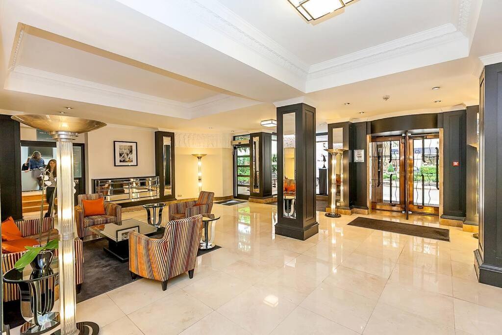 Art-deco In Very Popular Chelsea Area * London