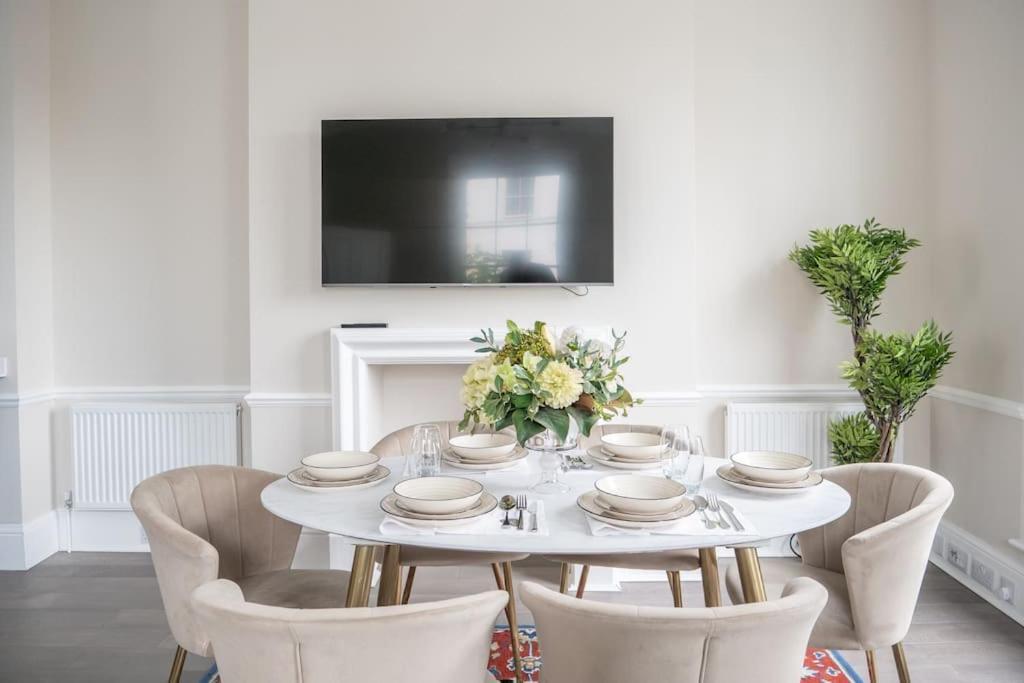 Spectacular Flat Located In Prime Notting Hill Apartment London