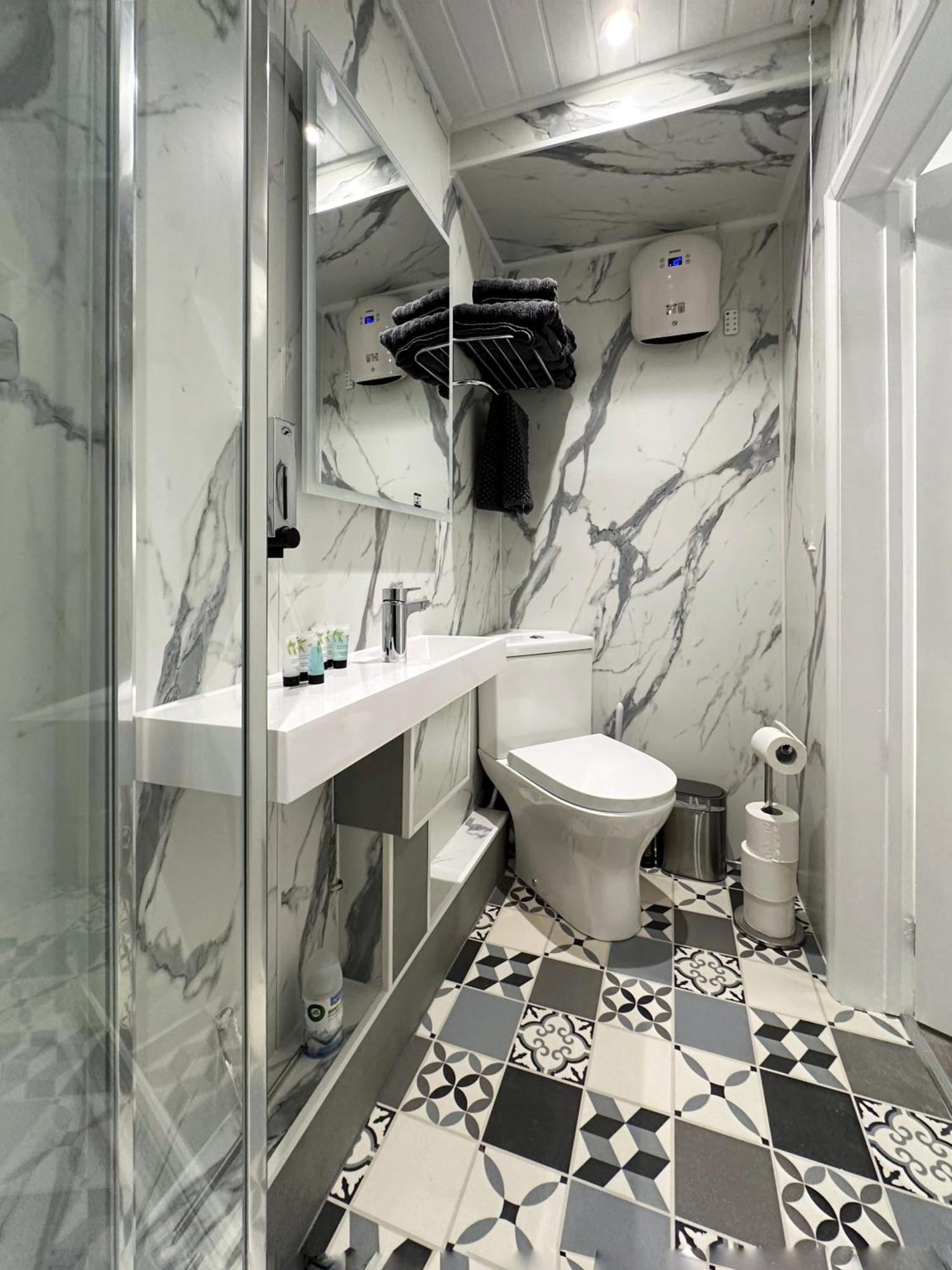 Apartment Kensington Hosted By Airoperate Near Notting Hill - 1 Double Bed , 1 Sofa Bed, Ground Floor Via Private Entrance *