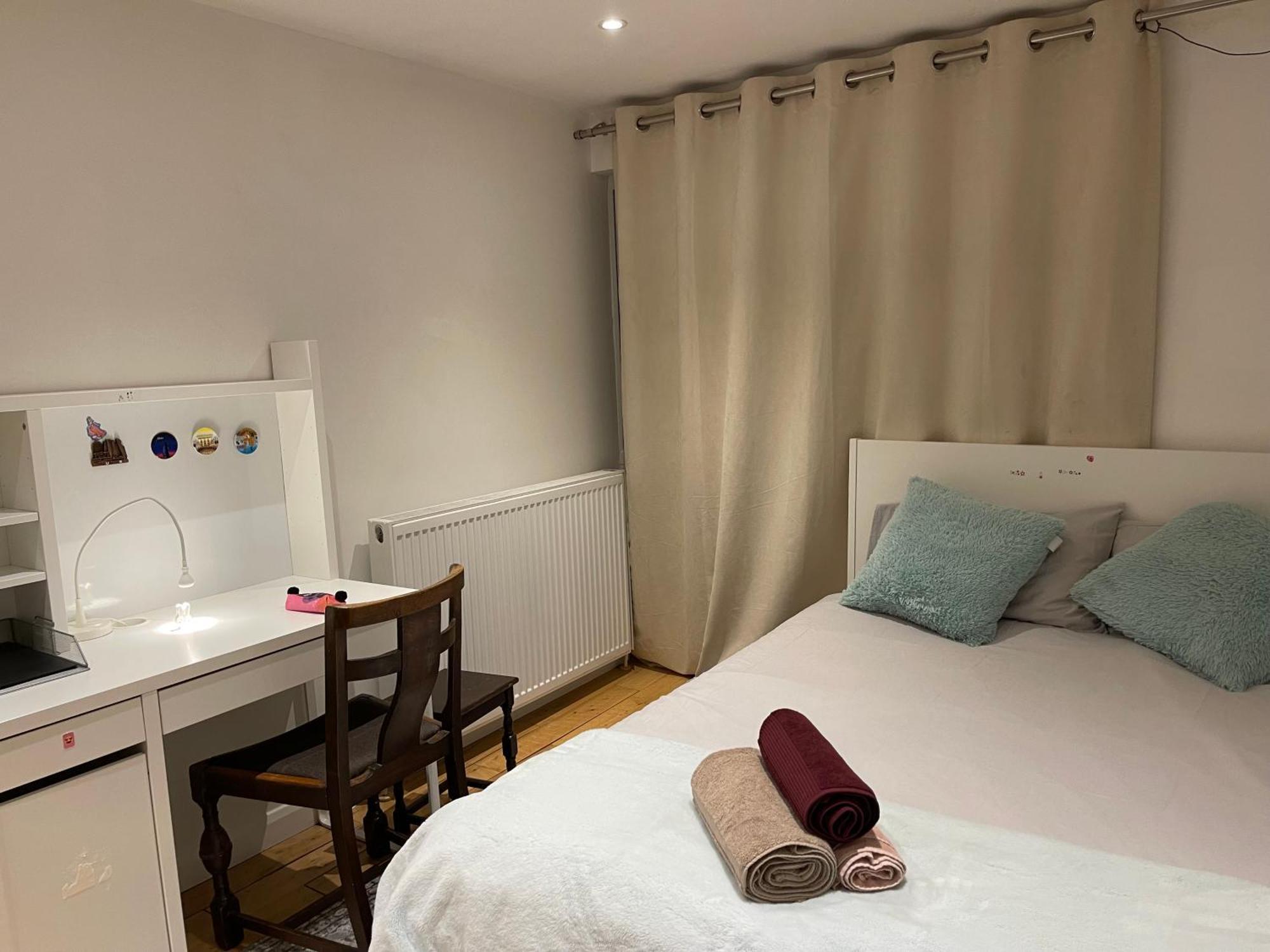 Luxury 4 Bedroom House With 4 Bathrooms - Elizabeth Line & Acton Stations At Walking Distance London