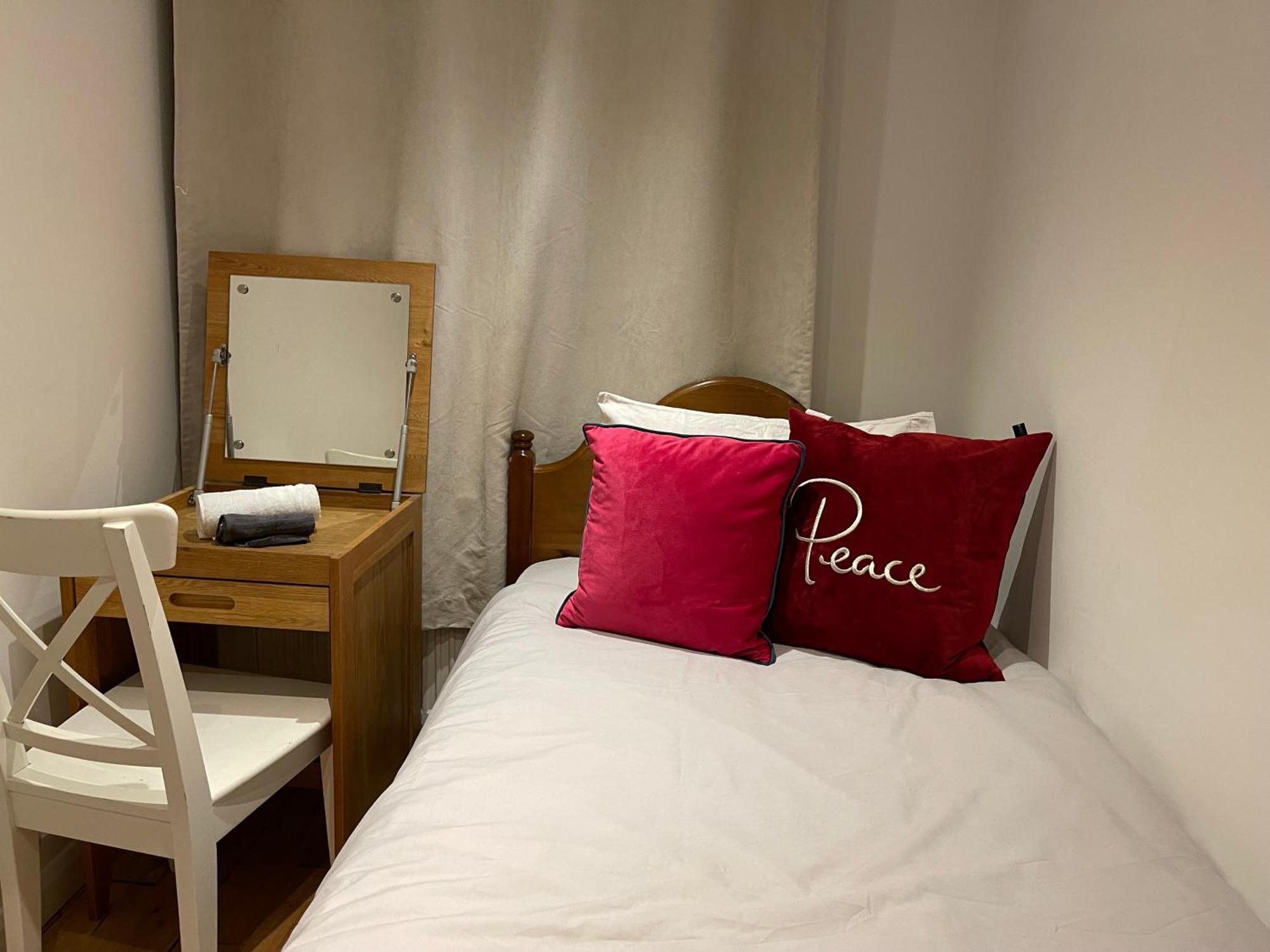 Villa Luxe Quartet: Spacious 4-bed Retreat Near Elizabeth Line London
