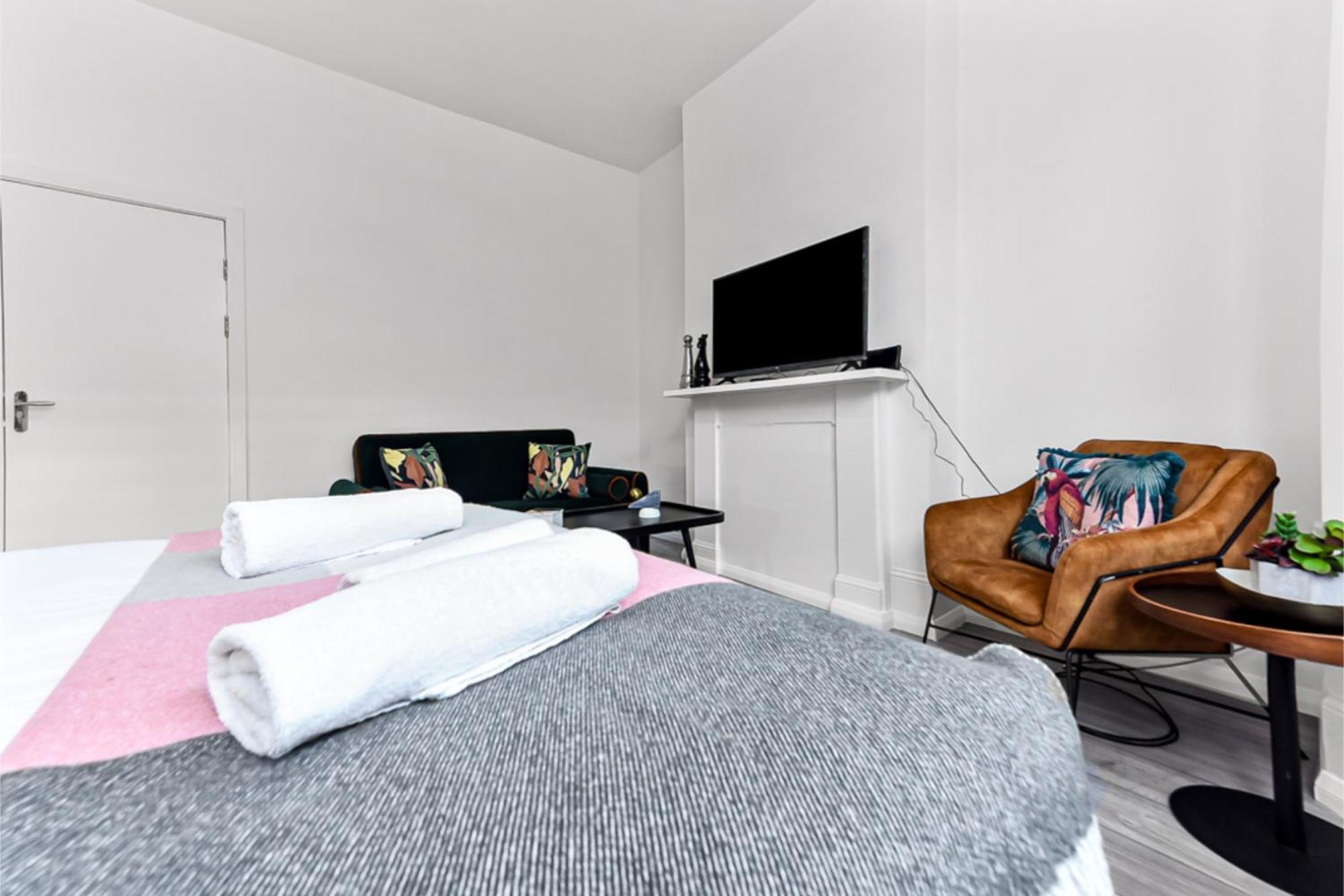 Apartment Stylish And Convenient 2bd Flat W/ Outdoor Space