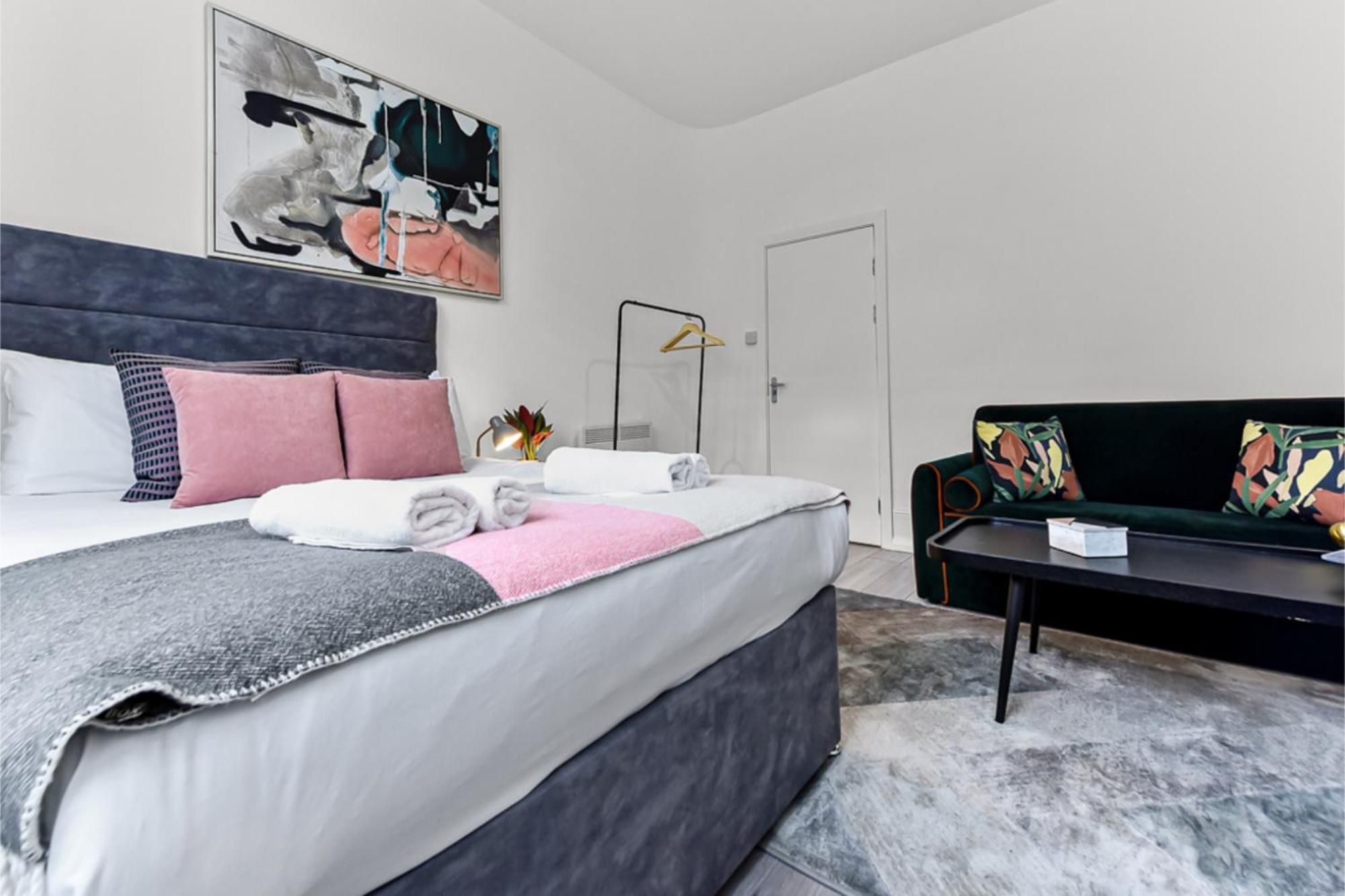 Apartment Stylish And Convenient 2bd Flat W/ Outdoor Space *