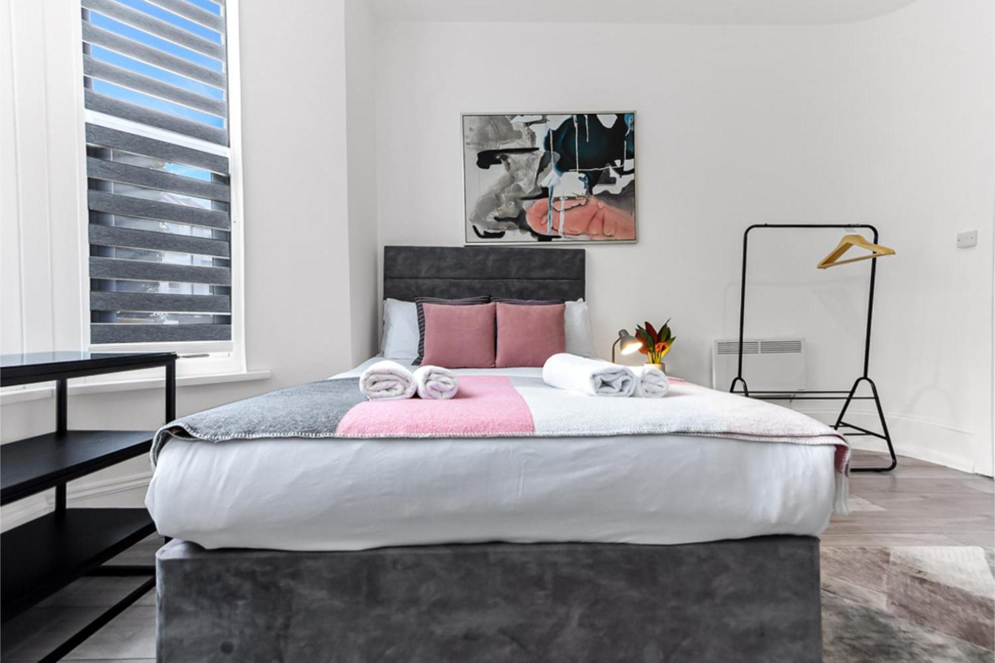 Stylish And Convenient 2bd Flat W/ Outdoor Space Apartment