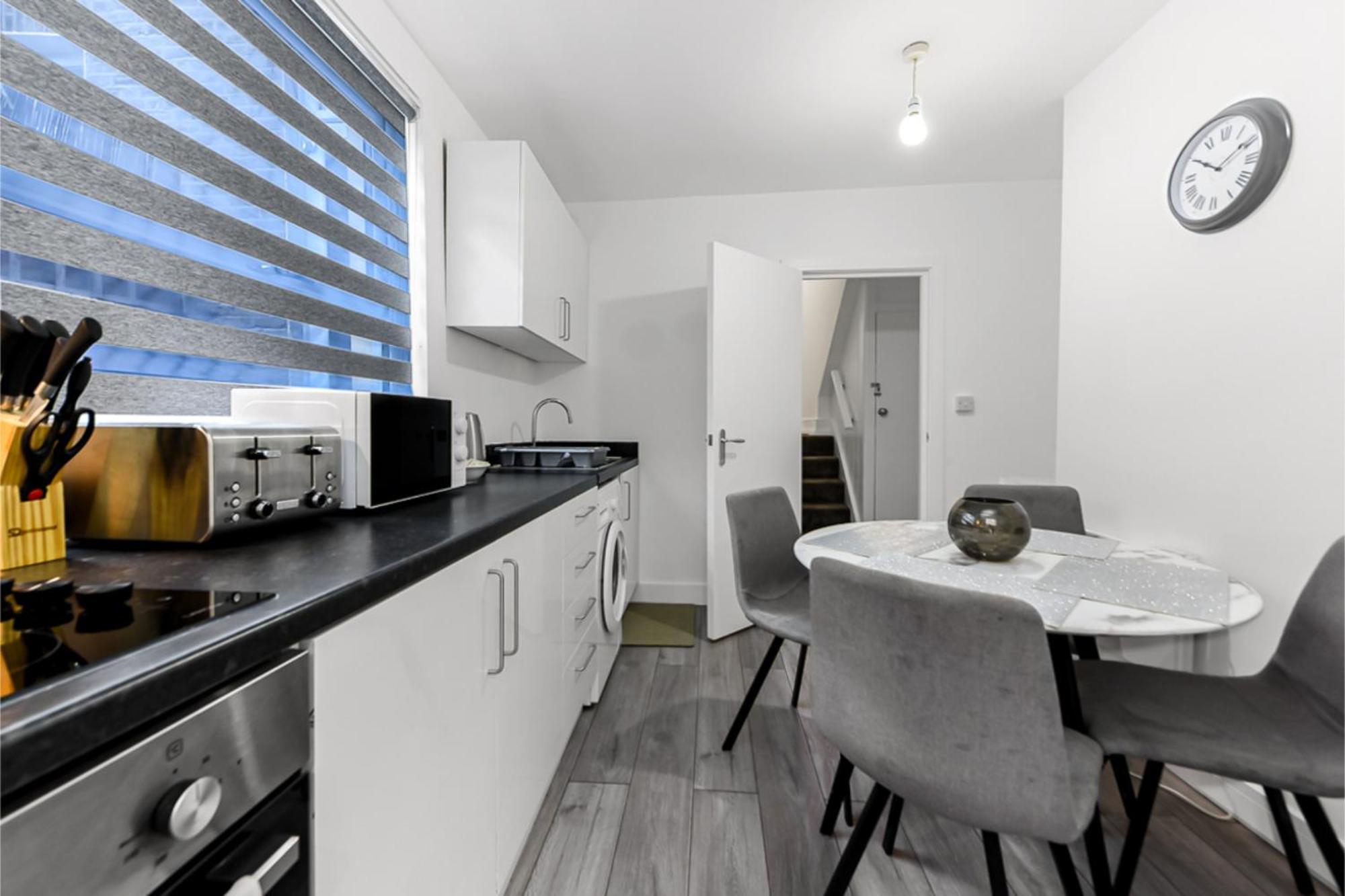 Stylish And Convenient 2bd Flat W/ Outdoor Space London