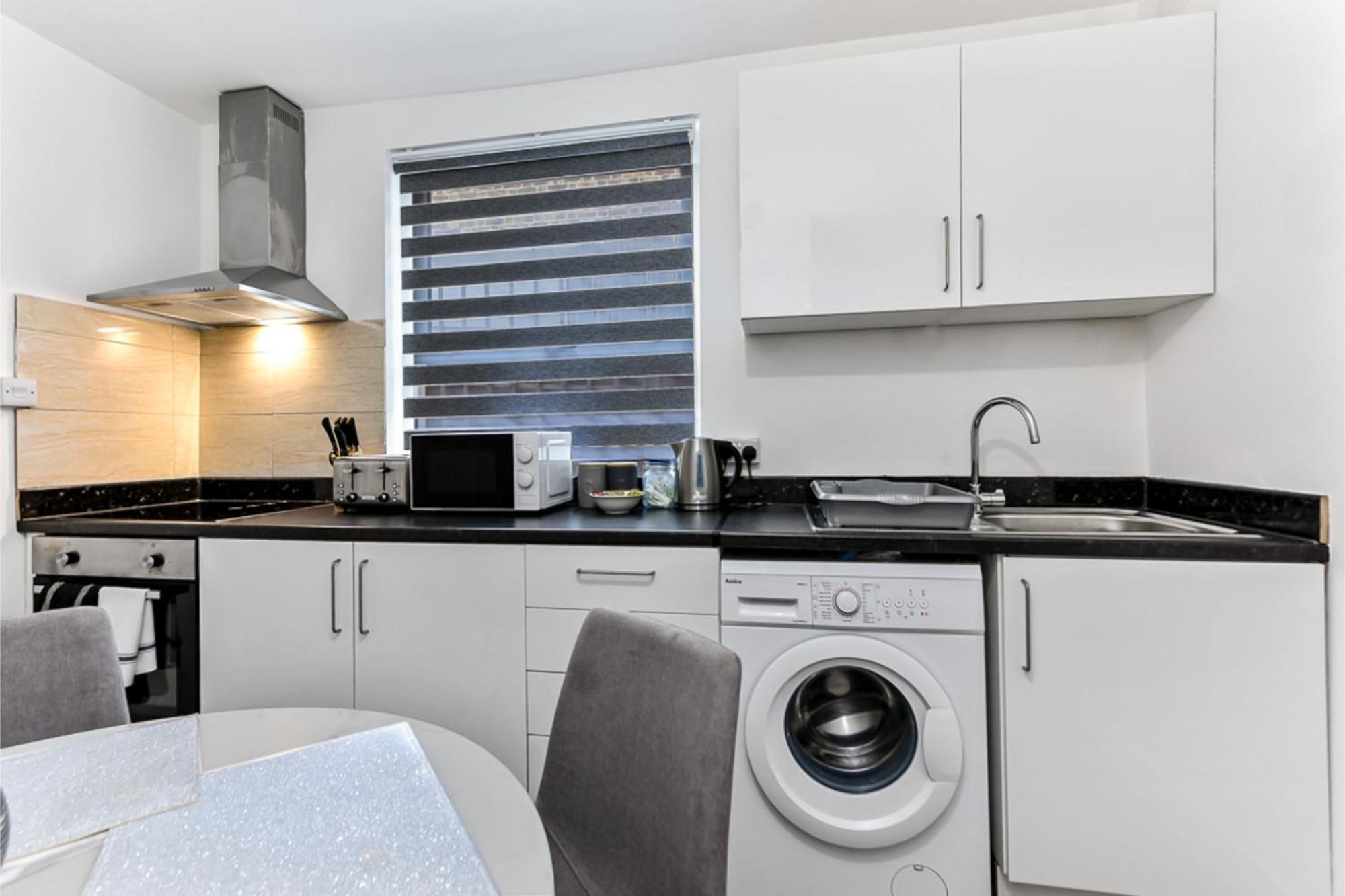 Apartment Stylish And Convenient 2bd Flat W/ Outdoor Space