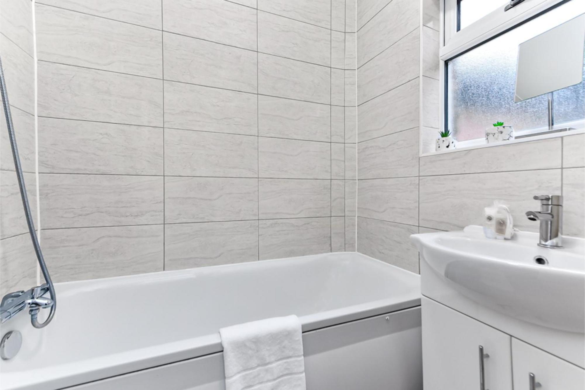 Apartment Stylish And Convenient 2bd Flat W/ Outdoor Space *