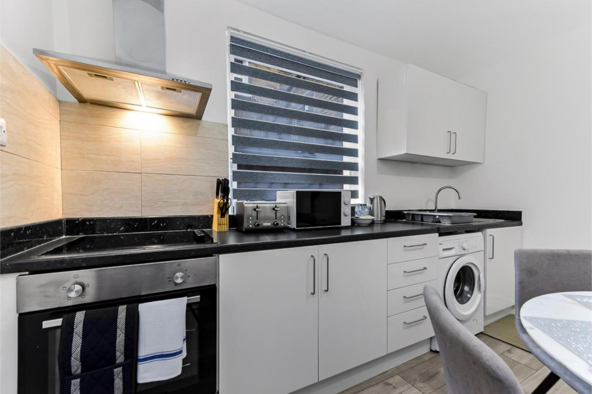 Apartment Stylish And Convenient 2bd Flat W/ Outdoor Space