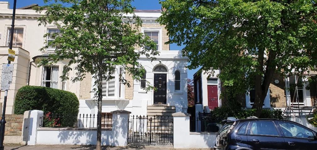 Charming Victorian With Aircon In Apartment *
