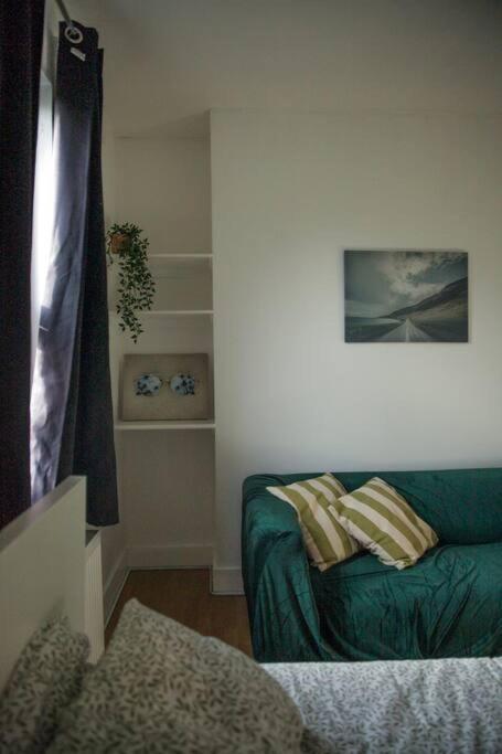 2 Bedrooms Flat In Hammersmith * Londen