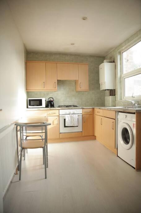 2 Bedrooms Flat In Hammersmith * Londen