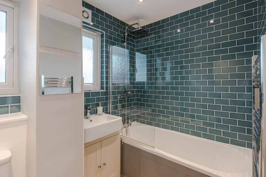 The Clissold, Two Bedroom N5 * Londen